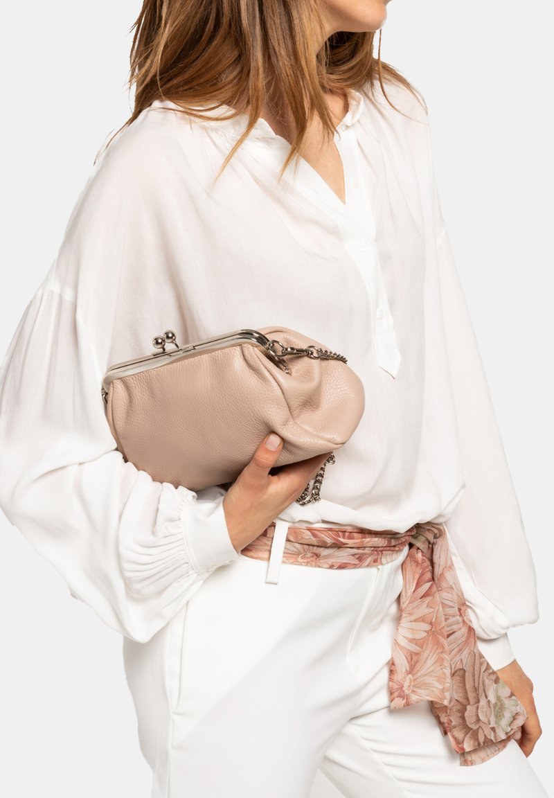 Bata Delninukė - nude