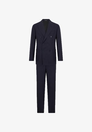 Costume double boutonnage à rayures navales avec un revers cranté, comportant deux poches à rabat et des accents de boutons sombres sur la veste et le pantalon.