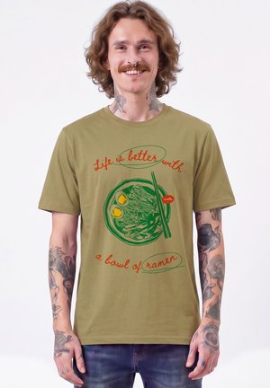 watapparel LIFE IS BETTER WITH RAMEN UNISEX - T-Shirt print - faded olive