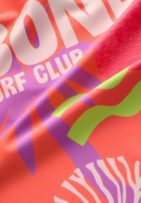 Väriküllane kangas, millel on julge valge tekst "SURF CLUB" ja abstraktsed lehekujundid eredates roosa, oranži, lillaka ja rohelise toonides.