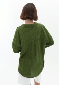 OXXO WITH POCKET - Camicia - pesto