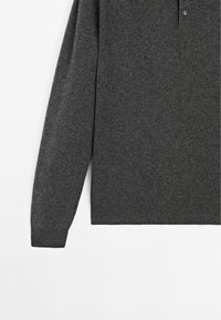 Grauer, langärmeliger Pullover aus weichem Stoff. Verfügt über einen gerippten Ausschnitt und eine Knopfleiste mit zwei Knöpfen auf der Vorderseite.