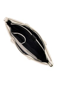 Bolso de mano de cuero beige con cierre de cremallera y interior negro. Presenta múltiples compartimentos, textura suave y acentos de hardware en tono dorado.