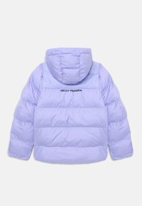 Duša jakna u svijetlo ljubičastoj boji s odvojivom kapuljačom. Ima horizontalno šivanje i crni "HELly HANSEN" logo na leđima. Glatka tekstura.