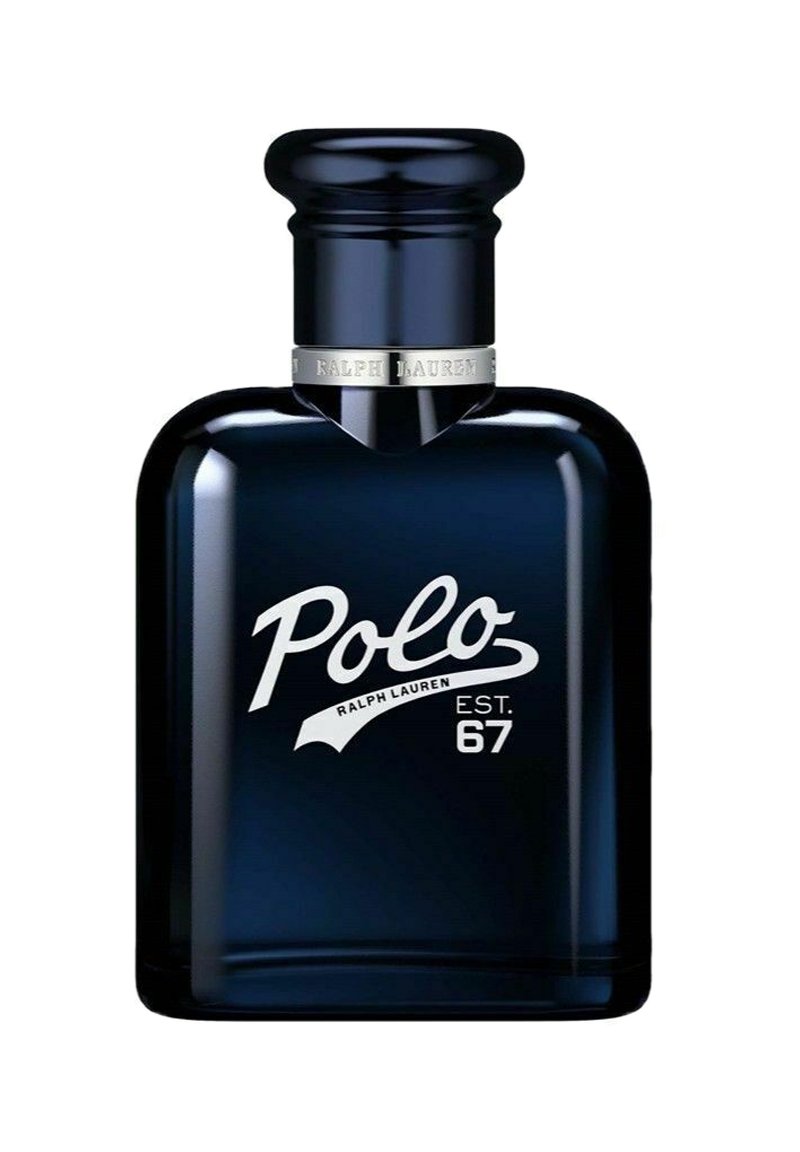 Mörkblå glasflaska med Ralph Lauren Polo-doft, med framträdande vit märkning med "Polo" och "EST. 67" på framsidan.
