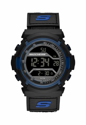 Reloj digital de pulsera Skechers con diseño en negro y azul, que muestra la hora 12:34 PM, fecha, alarma configurada para las 2:30 y resistencia al agua de 5 ATM.