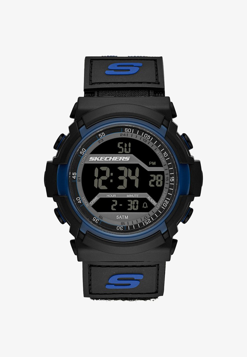 Digitale Skechers-Armbanduhr mit schwarzem und blauem Design, zeigt die Uhrzeit 12:34 Uhr, Datum, Alarm auf 2:30 Uhr eingestellt und 5 ATM Wasserdichtigkeit.