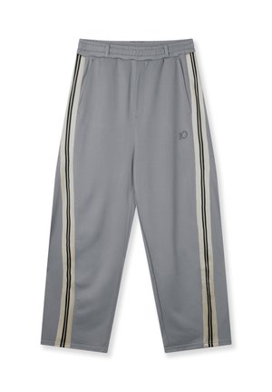 Pantalones deportivos grises con cinturilla elástica, que cuentan con dos bolsillos laterales y rayas verticales en negro y blanco roto en cada lado.