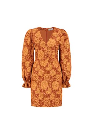 Trumpas rankovės suknelė su giliu V iškirpimu, dekoruota oranžiniais gėlių raštais tamsesniame fone, tekstūruotas audinys ir prigludusi siluetas.