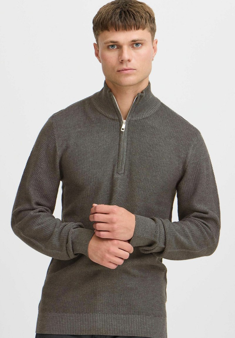 Grauer Reißverschluss-Pullover aus strukturiertem Strickstoff, mit einem hohen Kragen, gerippten Bündchen und Saum für eine enge Passform.