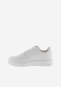 Baskets blanches en cuir lisse avec un bout perforé, des lacets et une semelle en caoutchouc blanc texturé. Design minimaliste avec des accents neutres.
