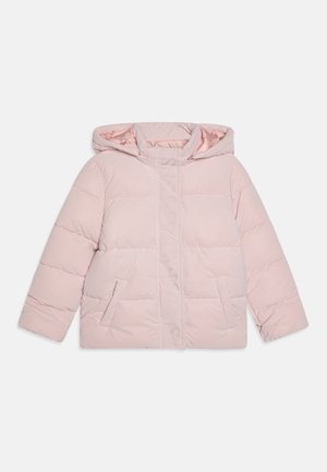 Veste d'hiver rembourrée rose clair avec capuche, manches longues et deux poches avant, posée à plat sur un fond blanc.