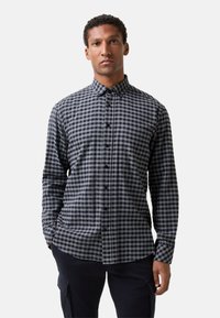 Geruite overhemd in donkerblauw en grijs, met een kraag en lange mouwen, gemaakt van zachte, gestructureerde stof.