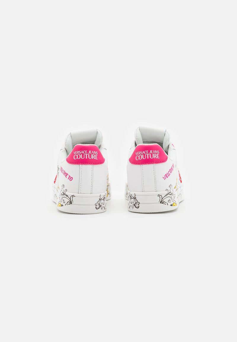 Sneakers bianchi con accenti rosa e motivi floreali artistici ai lati. Caratterizzati da una superficie in pelle liscia e tacco imbottito.