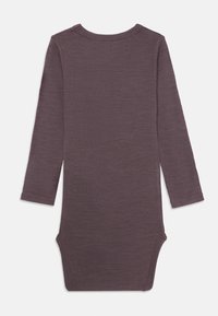 Langermet bodysuit i teksturert mørk mauve stoff, med rund hals og trykknapper nederst for enkel påkledning.