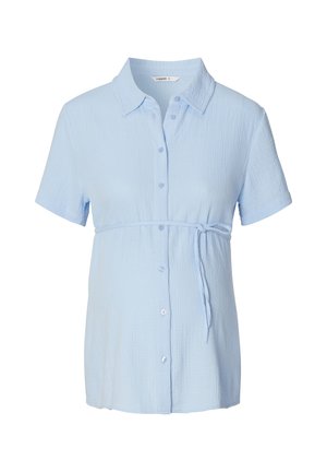Kortærmet lysblå skjorte i struktureret stof med bæltestrop i taljen, med kraveskæring og knaplukning foran.