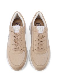 Sneaker beige con una toma superiore in tessuto testurizzato, dettagli in suede e lacci tono su tono. Presenta una suola in gomma bianca e un logo sulla linguetta.