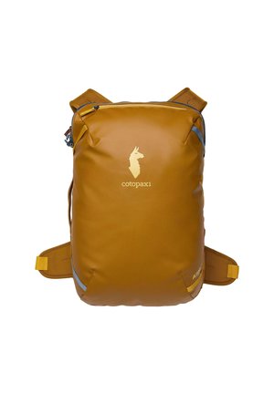 Brauner Cotopaxi-Rucksack mit gepolsterten Schulterriemen und einem Llama-Kopf-Logo auf der Frontseite.