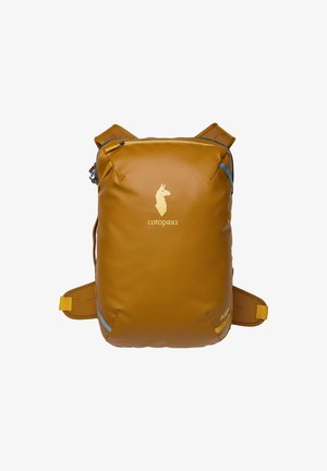 Mochila Cotopaxi marrón con correas acolchadas para los hombros y un logo con la cabeza de una llama en el panel frontal.