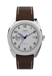 Timex Marlin automatisk ur med sølv skive, sorte arabiske tal, blå visere, urkasse i rustfrit stål og brun læderrem med hvid stikning.