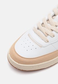 Thumbnail Image 9