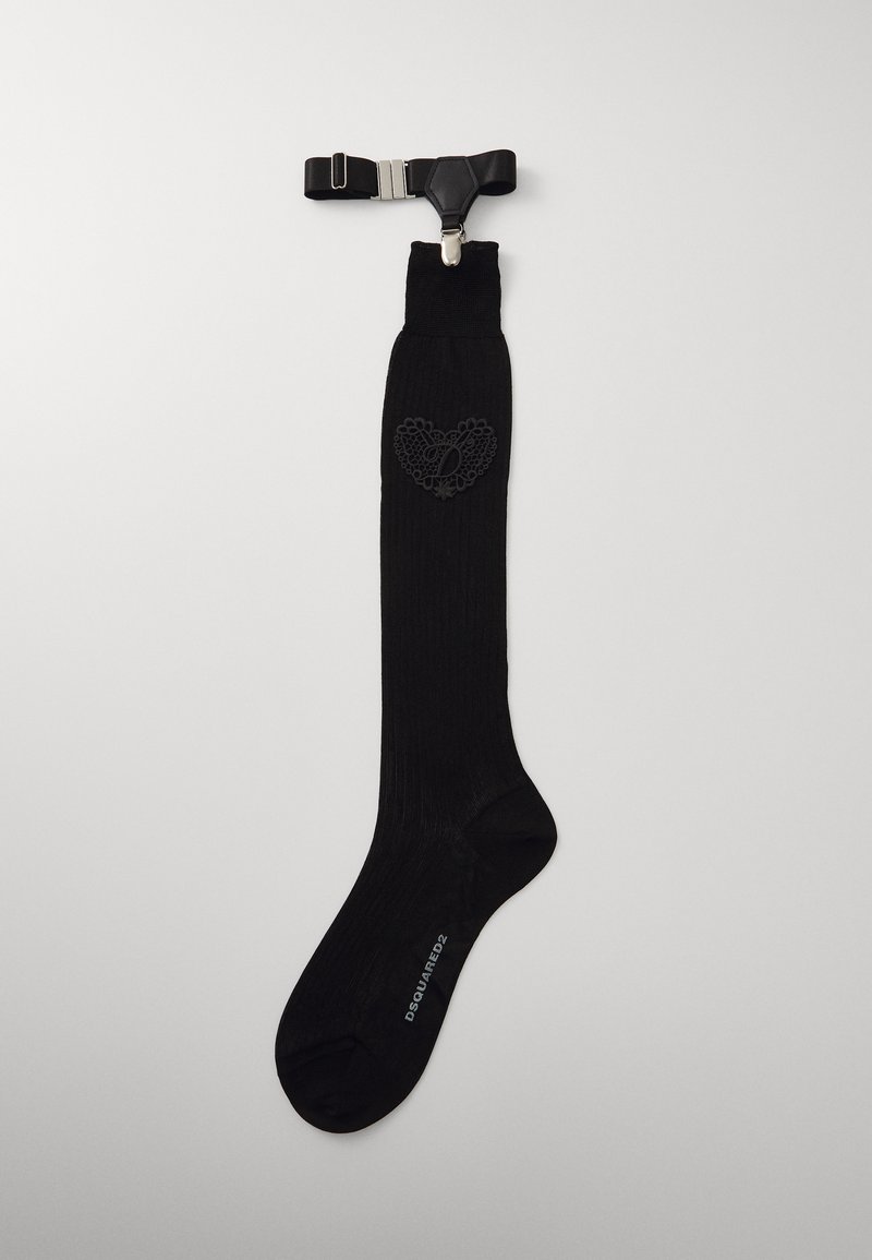 Sorte knæhoje strømper med ribbet tekstur, hjerteformet designdetalje og en clipsbeslag øverst med metalhardware.