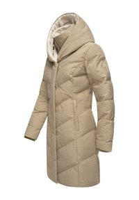 Cappotto lungo beige con texture trapuntata, grande cappuccio, zip frontale e tasche laterali. Fodera interna di colore contrastante.