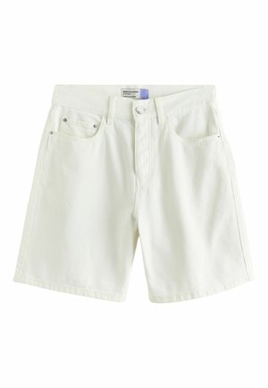 Weiße Denim-Bermudashorts mit vorderer Knopfleiste, Reißverschluss und Fünf-Taschen-Stil auf weißem Hintergrund.