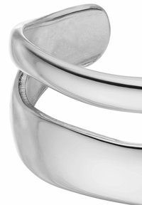 Silbernes Metallarmband mit einer glatten, polierten Oberfläche. Verfügt über zwei sich überlappende, gebogene Bänder und ein sauberes, minimalistisches Design.