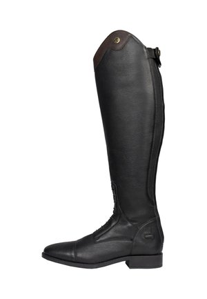 Bota alta de montar de cuero negro con cordones delanteros, ribete superior de cuero marrón y correa con hebilla en el talón trasero y borde superior.
