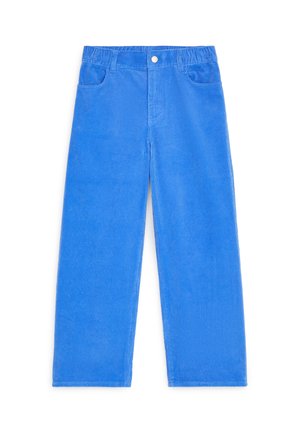 Pantalon en velours côtelé bleu vif avec jambes droites, passants de ceinture, poches avant et fermeture par bouton à la taille.