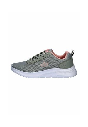 Grauer und pinker Mesh-Sportschuh mit weißer Sohle, Schnürung vorne und einer Zuglasche an der Ferse, von der Außenseite gezeigt.