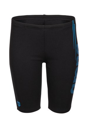 Sorte knælange badeshorts med blå lodret tekstbranding på højre side og et lille blåt logo nær venstre kant.