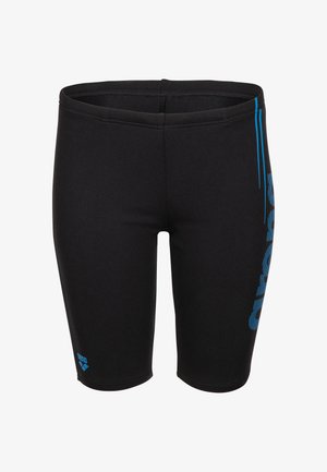 Short de bain noir au genou avec logo texte vertical bleu sur le côté droit et petit logo bleu près de l'ourlet gauche.