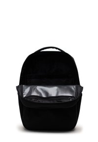 Schwarzer Rucksack mit offenem Hauptfach, das eine silberne Innenauskleidung und eine mit Reißverschluss versehene Netzinnentasche zeigt.