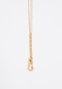 Collana d'oro con un gancio alla fine, dotata di sezioni alternate di piccole perle ovali bianche lucide. Progettata per fissare o decorare.