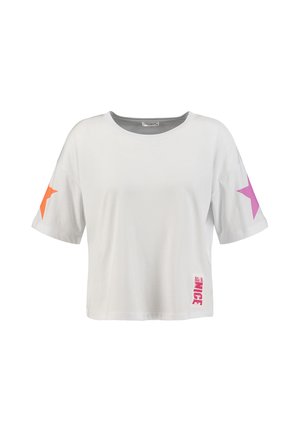 Biały luźny t-shirt z krótkim rękawem, z pomarańczową gwiazdą na lewym rękawie, fioletową gwiazdą na prawym rękawie oraz różowym napisem "JUST BE NICE" na dole z przodu.