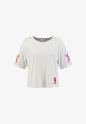 Biały luźny t-shirt z krótkim rękawem, z pomarańczową gwiazdą na lewym rękawie, fioletową gwiazdą na prawym rękawie oraz różowym napisem "JUST BE NICE" na dole z przodu.