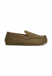 Zapatilla de ante verde oliva con una costura decorativa, suela de goma y diseño de fácil puesta. Presenta una pequeña etiqueta de la marca en el lateral.