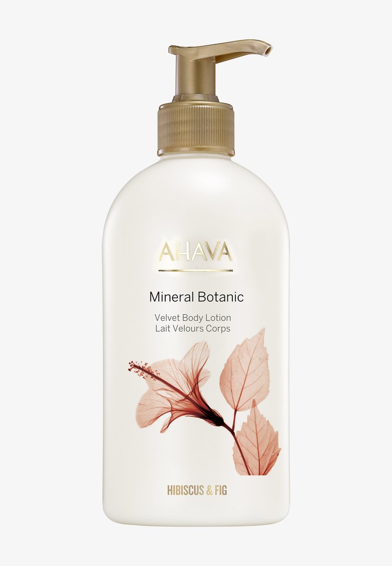 Flasche der AHAVA Mineral Botanic Velvet Body Lotion, aus weißem Kunststoff mit einem Pumpspender, mit rosa Hibiskus- und Feigenblattgrafiken sowie goldenen Textakzenten.