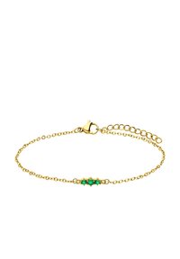 Gouden kettingarmband met drie groene stenen in een klauwzetting, voorzien van een karabijnsluiting en een verstelbare ketting voor maatflexibiliteit.
