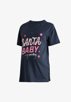 T-shirt en coton bleu marine avec texte audacieux multicolore "SANTA BABY pending", entouré d'étoiles roses et vertes ainsi que d'un motif de houx.