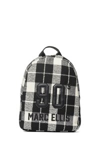 Zaino in tessuto a quadri bianco e nero con forma arrotondata, caratterizzato da un dettaglio in pelle con il numero "90" e dal marchio "MARC ELLIS" in basso.