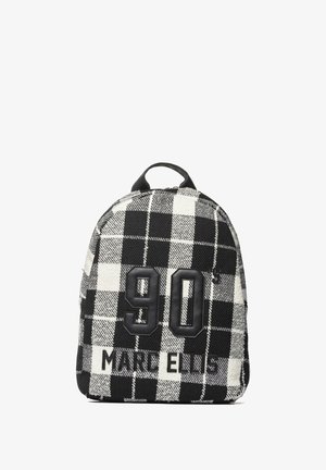 Zwart-wit geruit stoffen rugzak met een afgeronde vorm, voorzien van een leren "90" accent en "MARC ELLIS" branding onderaan.