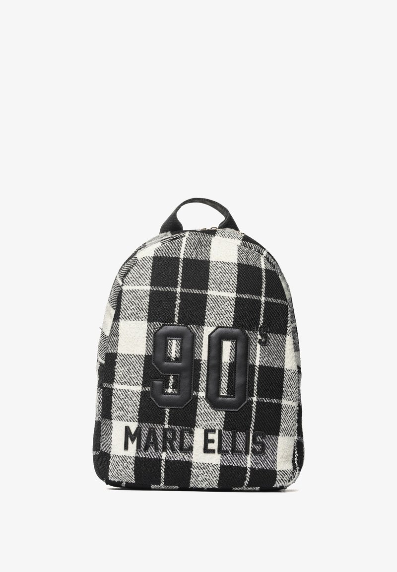 Zaino in tessuto a quadri bianco e nero con forma arrotondata, caratterizzato da un dettaglio in pelle con il numero "90" e dal marchio "MARC ELLIS" in basso.
