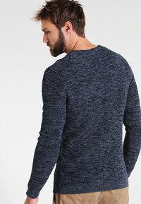 Selected Homme SLHVINCE BUBBLE CREW NECK - Pulover - dark sapphire/twisted blue mirag