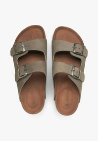 Bruine leren sandalen met twee verstelbare grijze riemen en zilveren gespen, met een gevormde voetbed en een gladde binnenstructuur.