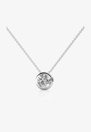 Zilveren ketting met een ronde hanger die een grote, heldere, rond geslepen steen bevat, gezet in een gepolijst cirkelvormig bezel. De ketting is delicaat en gelinkt.