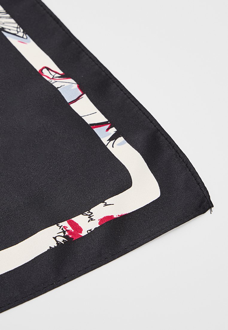 Foulard in seta con sfondo nero e stampa astratta in crema e rosso, che presenta una texture liscia e un elegante orlo arrotolato.