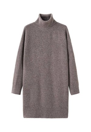 Suéter de gran tamaño con cuello alto en un suave tejido gris. Presenta mangas largas y un corte holgado con textura acanalada en el cuello y el dobladillo.